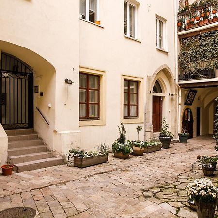 Apartment Lea - Old Town Братислава Екстер'єр фото