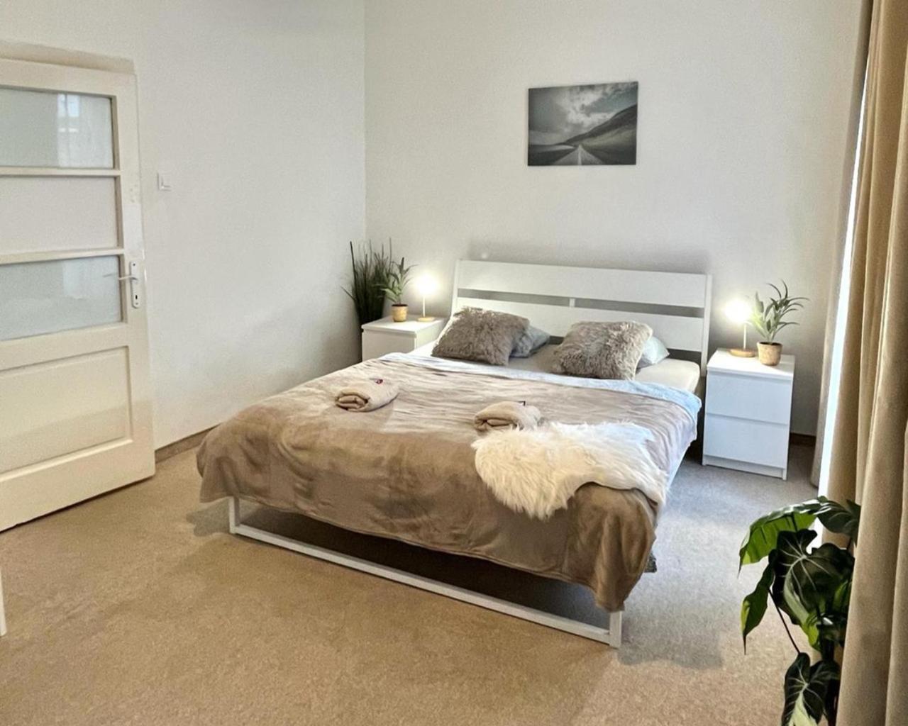 Apartment Lea - Old Town Братислава Екстер'єр фото