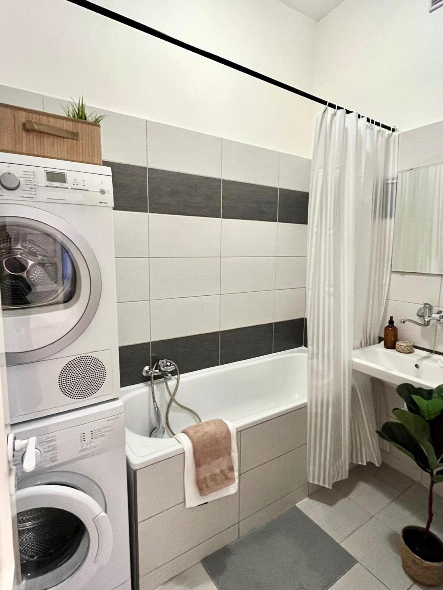 Apartment Lea - Old Town Братислава Екстер'єр фото