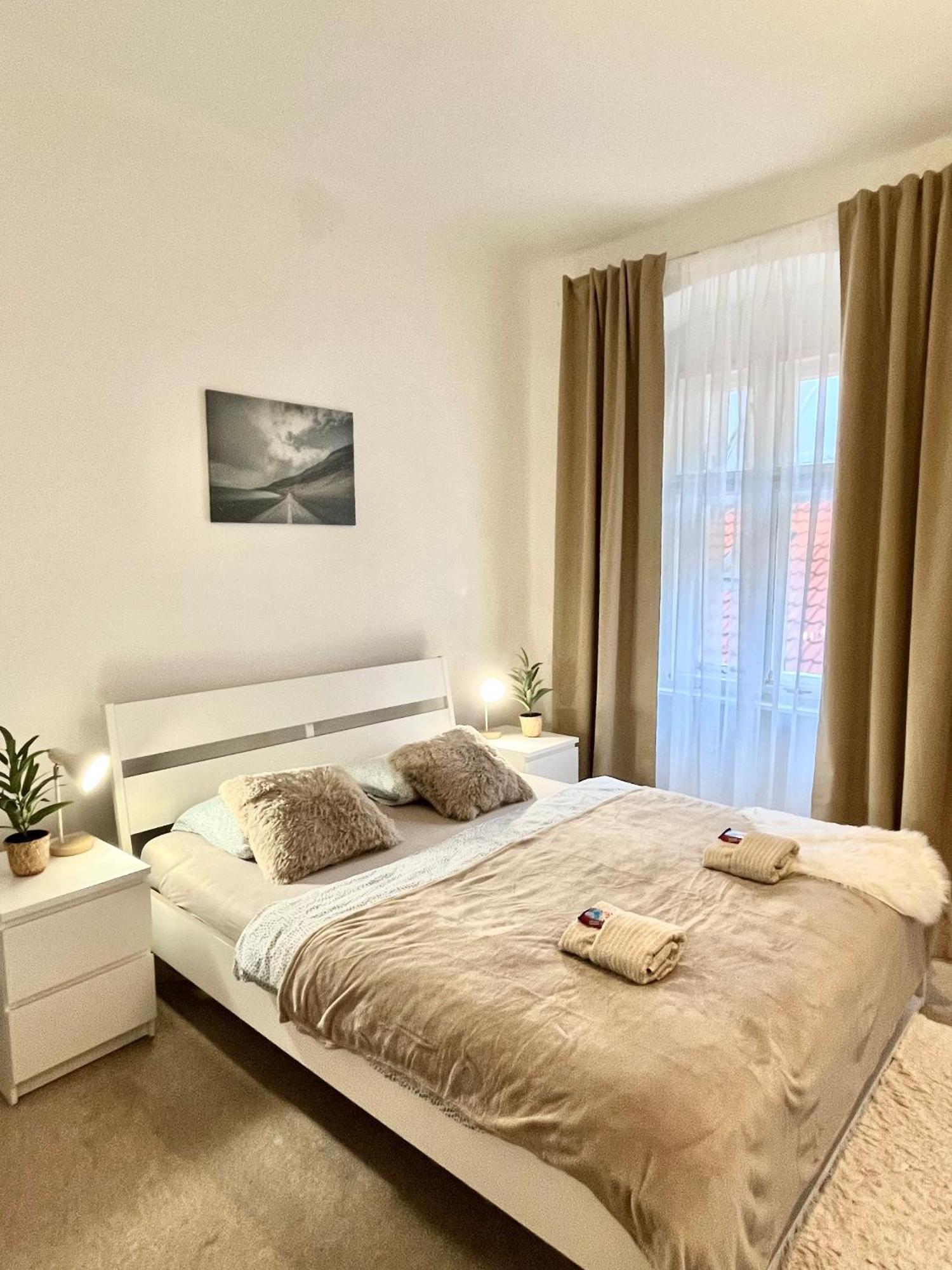Apartment Lea - Old Town Братислава Екстер'єр фото